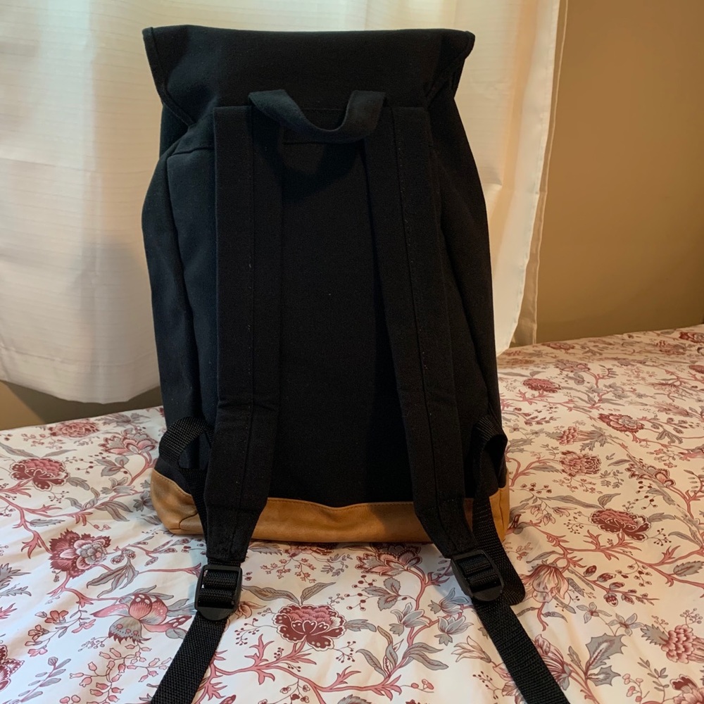 DSW - Backpack - Picture 3 of 5